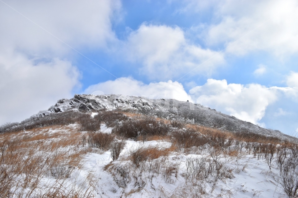 무등산,국립공원,풍경,힐링,산행,설경,상고대,서리꽃,서석대,입석대,안양산,백마능선,장불재,증심사,중봉,중머리재,천왕봉,지왕봉,Korea,National,Park,눈풍경,등산,주상절리,판타스틱,겨울왕국,겨울,지질공원,인왕봉,천지인,설국,2018년,1월,눈꽃,파란하늘,트레킹,winter,landscape,감성,아름다운,황홀한,장관,비경,선경,최고,사진,겨울,계절,winter,season,자연,풍경,nature,landscape,한국자연풍경,한국자연경관,korea nature landscape,outdoors,옥외,mountain,산,mountain range,산맥