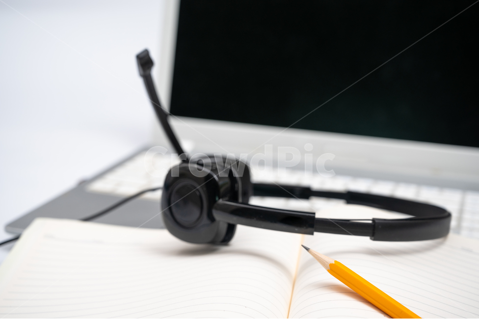 온라인,교육,인터넷,인강,인터넷강의,강의,이러닝,노트북,컴퓨터,기술,테크놀로지,공책,연필,필기구,키보드,노트,필기장,네트워크,코로나바이러스,코로나19,covid19,수학,과학,공부,학습,자율학습,가정교육,가정,디지털,ebook,학업,통신,커뮤니케이션,컨셉,개념,방학,개학,자기주도학습,통신교육,원격,학교,화면,사이버,대학,대학교,수업,coronavirus,헤드셋,헤드폰,정보통신기술,전자기기,전자제품,it,information,technology,electronic equipment,교육,학교,공부,education,learning,study,school