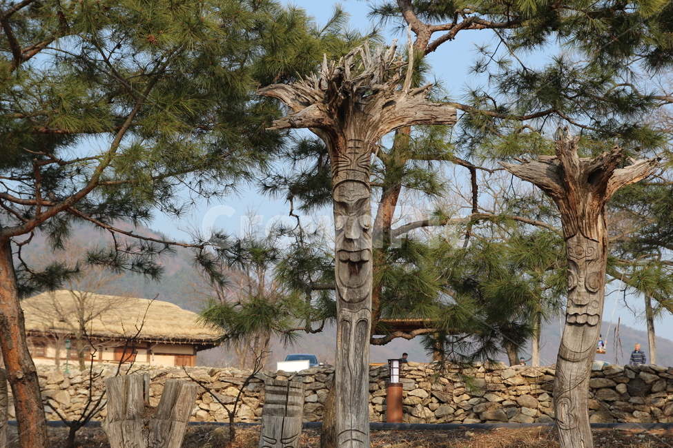 초가집,초가,한국적인,한국전통,장승,나무,돌담길,한국의미,한국,자연,외암마을,한국의집,전통집,소나무,돌담,korea,한국전통,한국문화,korean traditional,korean culture,조각상,동상,석상,조형물,statue,bronze statue,stone statue,종교,신앙,religion,belief,faith