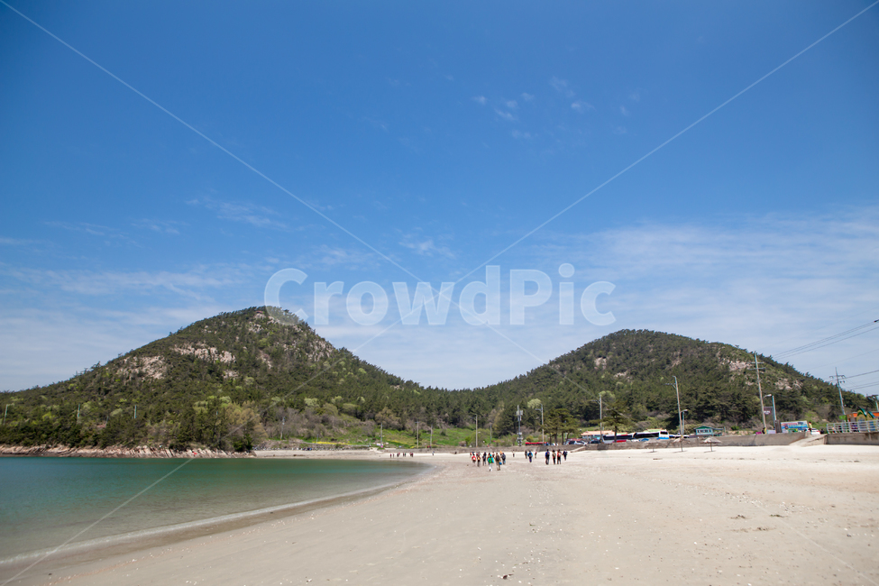 nature,자연,outdoors,옥외,land,shoreline,water,물,ocean,대양,sea,배경,해변,해변가,바다,바닷가,해수욕장,모래사장,백사장,비치,섬,산,푸른바다,푸른하늘,군산,고군산군도,선유도,관광자원,해수,관광,바닷물,트레킹,걷기,도보,걷기코스,도보코스,구름,야외활동,아웃도어,관광지,휴양지,여행지,마을,시골,시골마을,어촌,어촌마을,전봇대,전신주,도로,길,서해안,풍경,사람들,무리,해변,바다,beach,sea