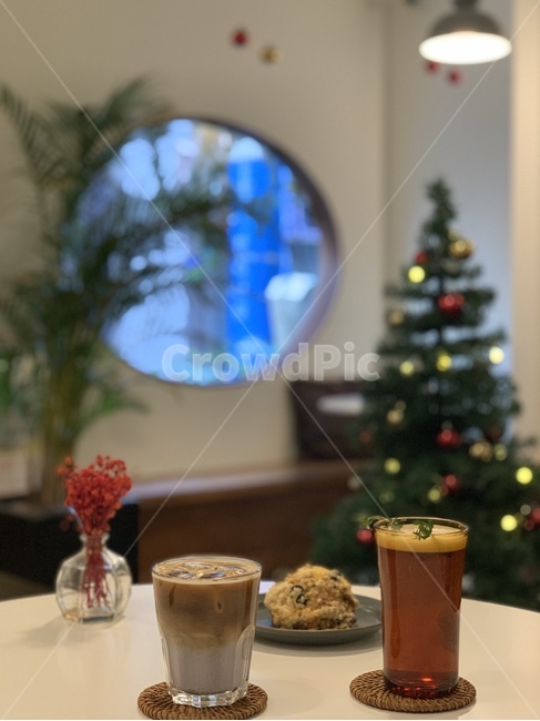 카페,cafe,감성사진,feeling,감성,sensible,힐링,겨울,계절,season,winter,크리스마스,크리스마스트리,christmas,christmastree,빵,bread,커피,coffee,조명,light