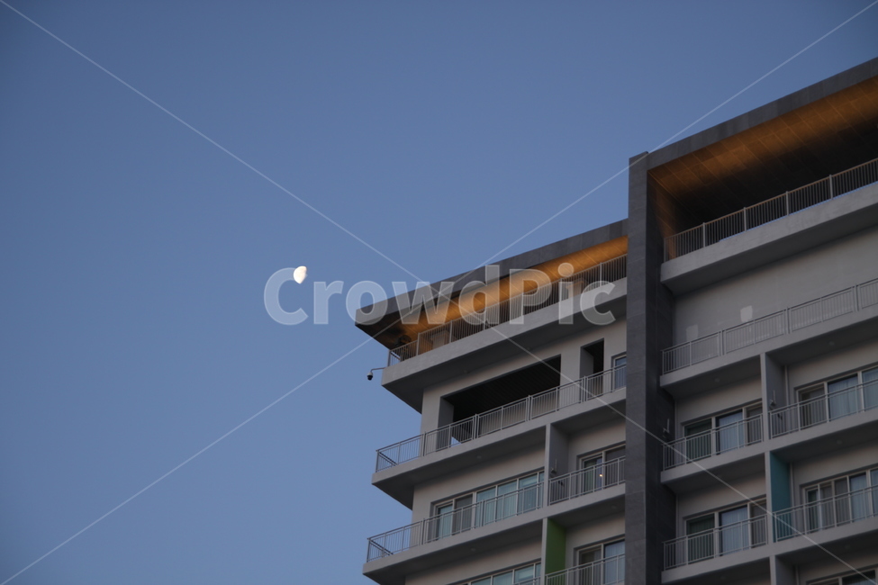 속초,달,건물,건물외관,하늘,건축물,건물외관,exterior,building,structure,architecture,construction