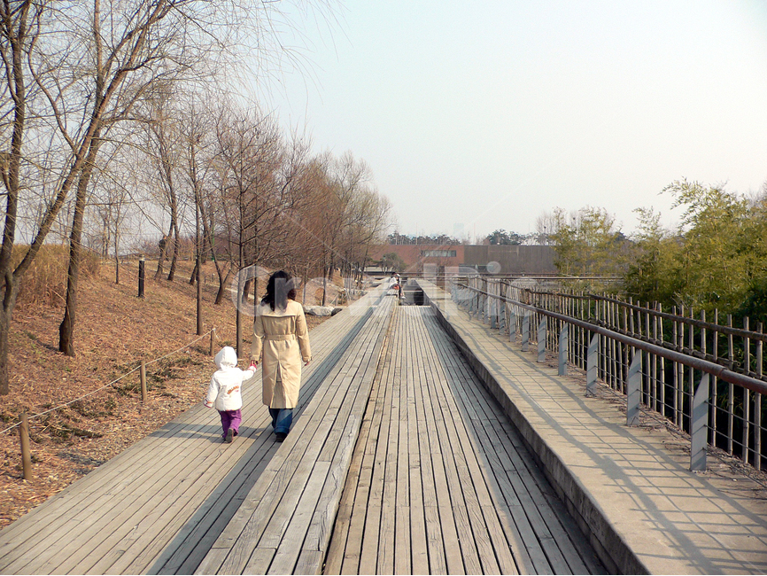 가족,딸,엄마,풍경,가을,뒷모습,모녀,나무바닥,길,걸음,가을,계절,fall,autumn,season,사람,인물,인간,human,person,여성,여자,woman,female,lady,가족,패밀리,family,어린이,어린아이,child,children,kid,boardwalk,산책로,building,건물,bridge,다리