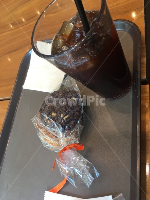 유리컵,빨대,쟁반,커피,아이스커피,레스토랑,테이블,과자,쿠키