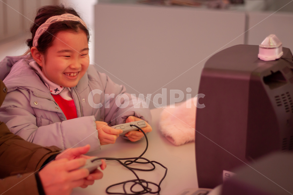 오락,가족,엄마,딸,행복,happy,excited,mother,daughter,game,family,female,girl,child,amusement,amusing,amused,exciting,hairband,joy,retro,사람,인물,인간,human,person,얼굴표정,facial expression,face,어린이,어린아이,child,children,kid,감정표현,기분,feeling,emotion,게임,오락,놀이,game,play
