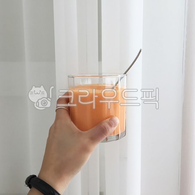 당근주스,야채주스,과일주스,카페음료,음료,마실것,건강,건강한,웰빙,유기농,유리컵,글라스,손,카페메뉴