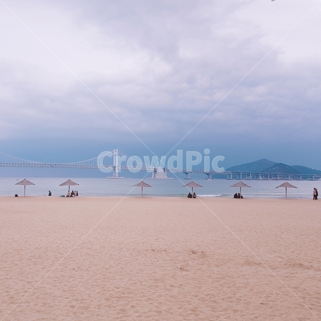 바다,하늘,해변,다리,파라솔
