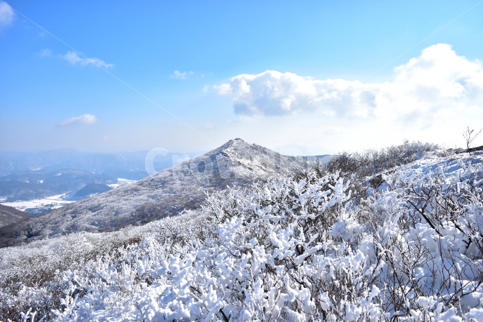 무등산,국립공원,풍경,힐링,산행,설경,상고대,서리꽃,서석대,입석대,안양산,백마능선,장불재,증심사,중봉,중머리재,천왕봉,지왕봉,Korea,National,Park,눈풍경,등산,주상절리,판타스틱,겨울왕국,겨울,지질공원,인왕봉,천지인,설국,2018년,1월,눈꽃,파란하늘,트레킹,winter,landscape,감성,아름다운,황홀한,장관,비경,선경,최고,사진,겨울,계절,winter,season,자연,풍경,nature,landscape,한국자연풍경,한국자연경관,korea nature landscape,outdoors,옥외,mountain,산,mountain range,산맥