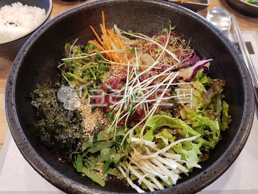 kimchi,bibimbap,beef,vegetable,rice,food,meal,korea,Yukhoe Bibimbap,Korean food,meat
