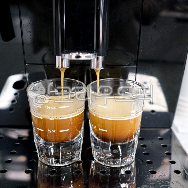 espresso,fully automatic machine,Espresso,Make coffee,Delonghi machine,drink,one shot,coffee,espresso shot,two shot,coffee extraction,coffee machine