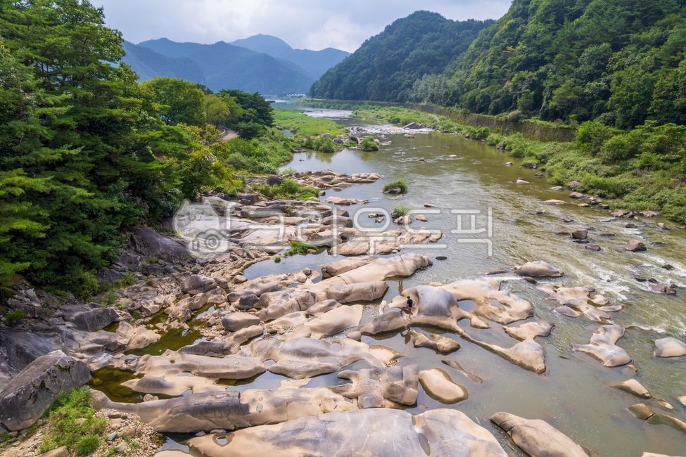 Rock,pothole,valley,river,Jucheon River,water,rock,rock,flowing,flow,Yeongwol-gun,Yeongwol,Gangwon-do,outdoor,outdoors,nature,landscape,geological phenomenon,eroded landforms,erosion,erosion,natural monument,mountain,forest,summer,