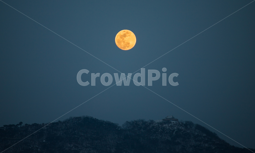 달,moon,보름달,붉은달,둥근달,산과달,야경,밤,풍경,nightscape,night,landscape,nature,자연,outdoors,옥외