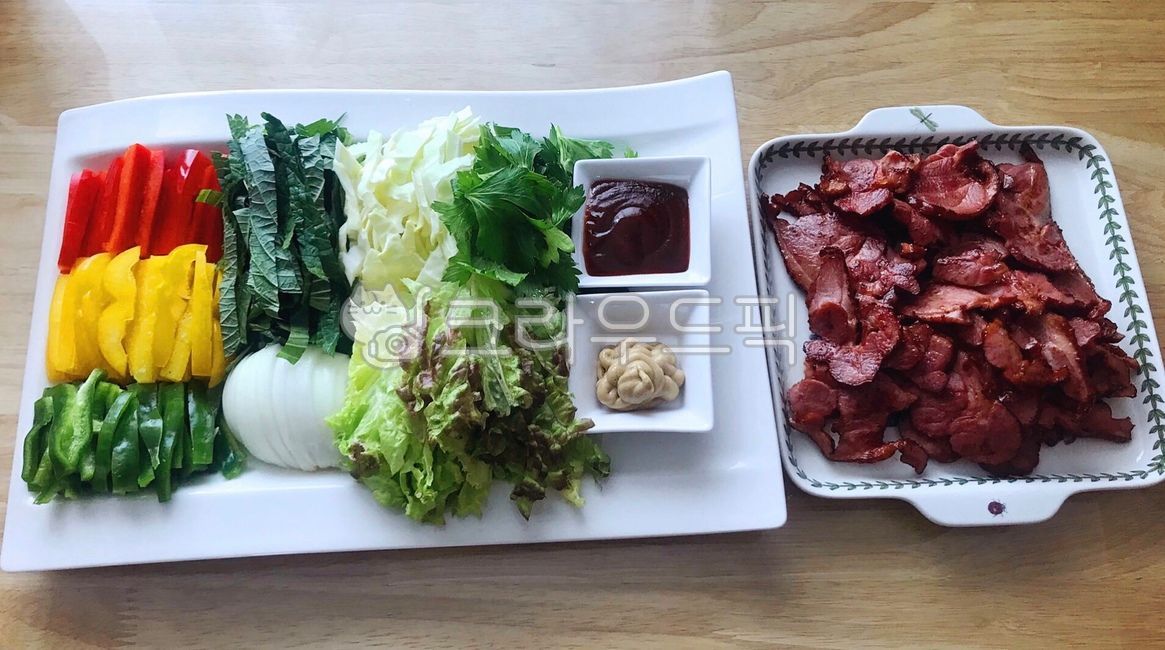Drink snacks,cabbage,onion,snack,rice paper,duck meat,sauce,wrapping,delicious,pimento,food,housewarming food,meal,Roast Duck,Lettuce,paprika,Vietnamese Ssam Sauce,mukbang,Vietnamese spring roll,Sesame
