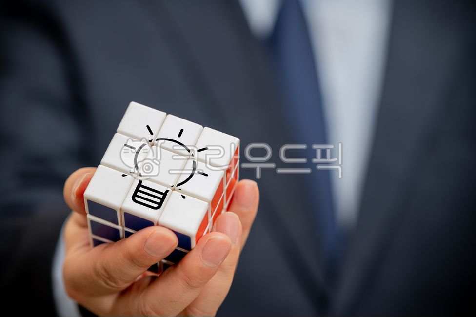 큐브,문제,경영자,생각,아이디어,잡기,정장,비즈니스,컨셉,경영,관리,프로페셔널,혁신적인,손,퍼즐,성공,아이콘,혁신,전략,개념,기업홍보,해결,남자,브레인스토밍,목표,문제해결,잡고있는,솔루션,사람,관리자,전구,비즈니스맨,마케팅,클로즈업,과제,금융,비즈니스,사업,business,service,work