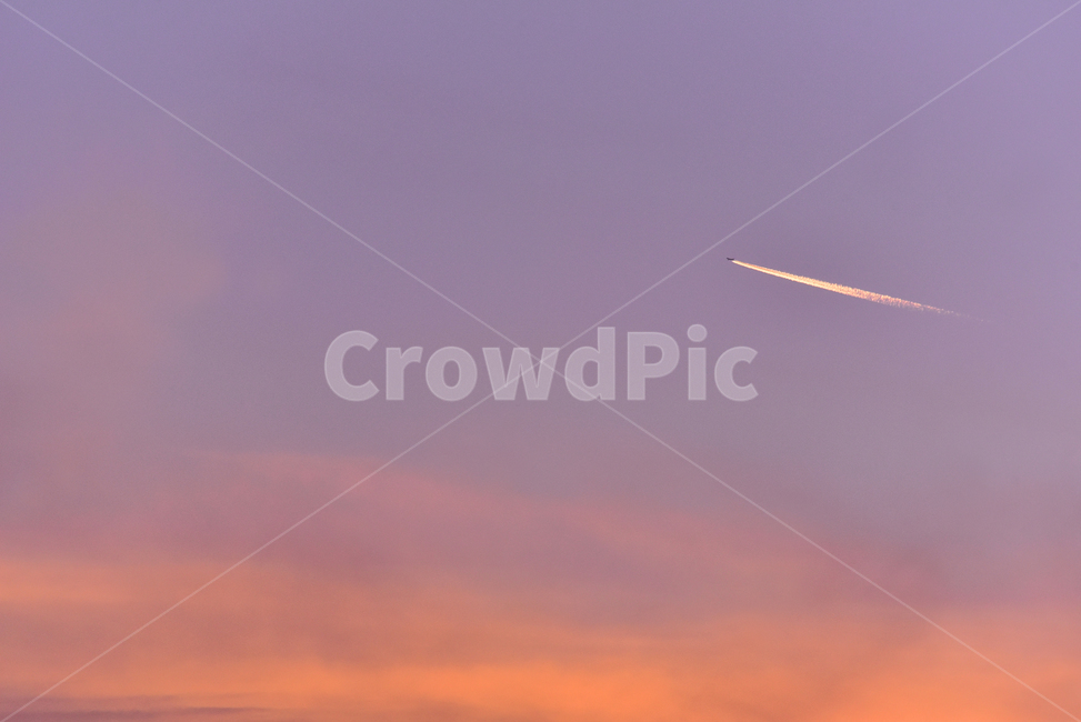 하늘,노을,황혼,석양,비행기,궤적,초음속기,속도,flying,airplane,sky,sunset,background,배경,바탕,백그라운드,야외,옥외,높은,고공,스피드,speed,날다,구름,일몰,색깔,색상,색채,색감,color sense,color sensitivity,feeling of color