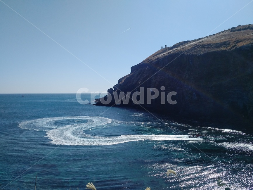 바다보트,움직이는보트,반짝이는바다,해안절벽,boat,movingboat,보트,해안절경,cliff,blue,햇살,여유,바닷가