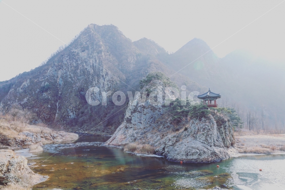 월류봉,겨울,산,mountains,정자,강,여행,사진,겨울,계절,winter,season,자연,풍경,nature,landscape,한국자연풍경,한국자연경관,korea nature landscape,outdoors,옥외,mountain,promontory,곶