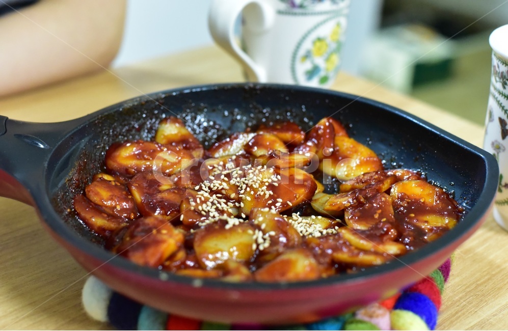 음식,떡요리,떡볶이,쌀떡볶이,참깨,고추장,후라이팬,볶음,볶음요리,food,음식,식재료,요리,food,cook,meal,dishes,food reserves