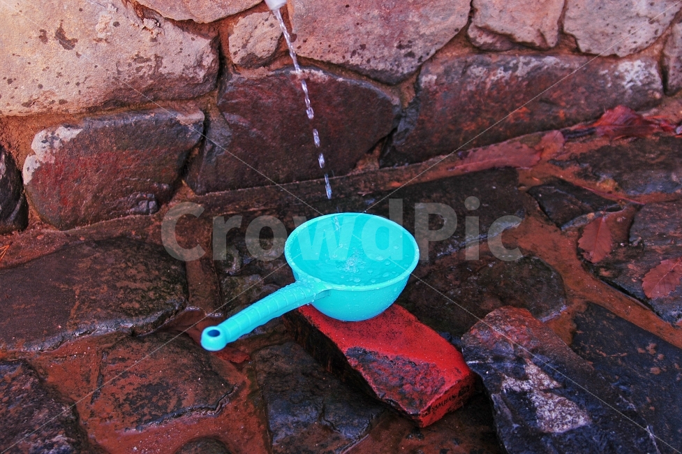 약수터,약수,물,바가지,원터,water,흐르는물,벽돌,음료,마실것,마실물,자연,건강,사물,물건,오브젝트,thing,object,matter