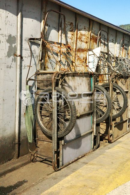 Junk shop,garbage,scrap metal,separate collection,newspapers,scrap paper,used clothes,demolition specialist,non-ferrous metal,cart,handcart,handcart,old