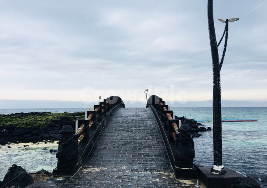 하늘,풍경,감성,바다,제주도,다리,sky,scenery,emotional,sea,jeju,자연,풍경,nature,landscape,한국자연풍경,한국자연경관,korea nature landscape,제주도,jeju,jeju island,banister,난간,handrail,water,물