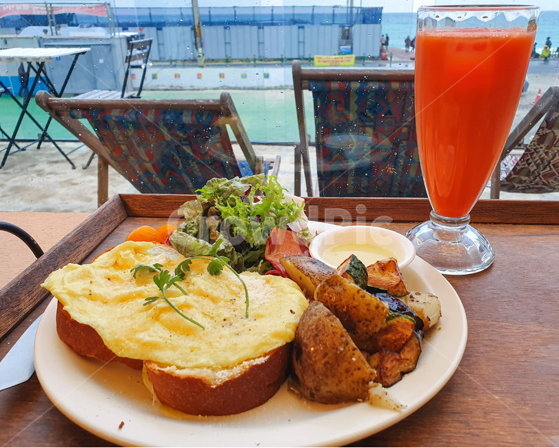 브런치,달걀,egg,감자,potato,야채,샐러드,빵,bread,brunch,당근주스,의자,비,비오는날,chair,당근,주스,제주,바다,음식,식재료,요리,food,cook,meal,dishes,food reserves