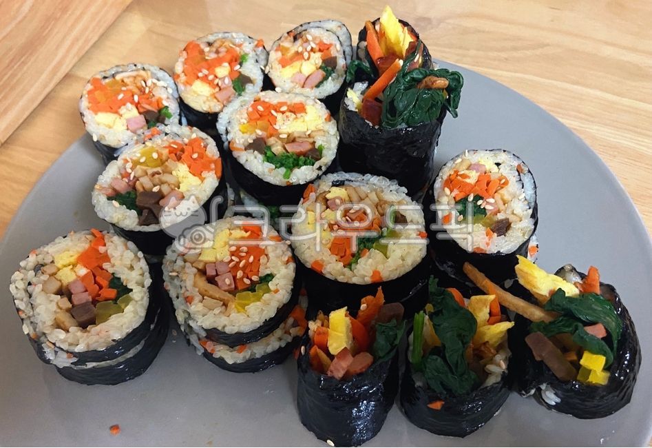 김밥,야채김밥,김,쌀밥,쌀,밥,햄,어묵,오뎅,지단,계란,달걀,단무지,시금치,당근,참깨,깨,음식,요리,식사,식재료,먹방,도시락,meal,food,dish,cook,rice