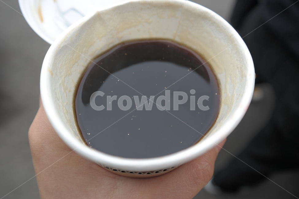 금가루,먹다남은커피,종이컵,구겨진,따뜻한커피,위로,커피,카페,coffee,cafe