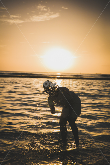 노을,바다,역광,해변,실루엣,해변,바다,beach,sea,사람,인물,인간,human,person,여성,여자,woman,female,lady,인물실루엣,사람실루엣,character silhouette,human silhouette,여행,휴가,traveling,vacation,trip,감성,sensible,feeling,outdoors,옥외,nature,자연
