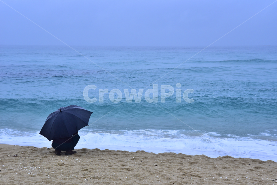 바닷가,고독,쓸쓸함,파도,바다,동해바다,해안가,모래밭,sandybeach,coast,seashore,seaside,한국자연풍경,풍경,landscape,모래사장,해수욕장,데크,쉼터,휴식처,나무의자,테이블,나무,해송,푸른하늘,포말,바다풍경,물,water,background,백그라운드,배경,바탕,옥외,야외,outdoor,healing,nature,자연,비오는날,우산,남자,실루엣,한사람,loneliness,solitude,lonely,solitary,lonesome,바라보다,앉아있다,혼자,검정색,생각,상념,해변,바다,beach,sea