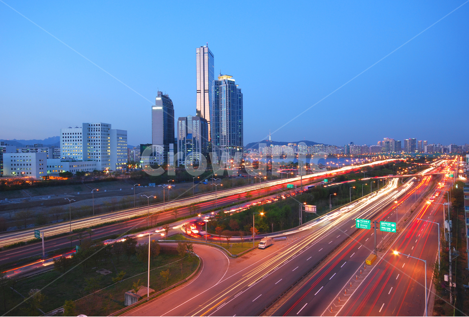 freeway,city,Outer road,skyline,office,building,Han River,riverside road,Yeouido,road,63 Building,highway,high rise building,traffic,sky,business,Road,downtown,seoul,korea,background,road name,river,63,apartment
