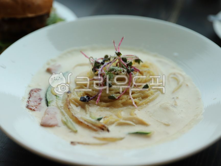 이태리음식,ltalindfood,크림파스타,파스타,pasta,ingredient,vegetable,creampasta,야채,식재료,테이블,둥근접시,roundplate,food,음식,meal,크림소스,creamsauce,파스타면,pastanoodles,새싹,sprout,식사,dish,접시,bacon,plate,그릇,베이컨