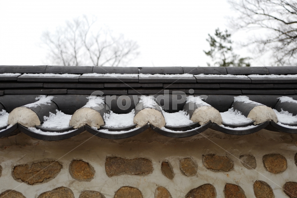 돌담,눈,전통기와,담,눈쌓인담,한옥담,겨울,계절,winter,season,한국전통,한국문화,korean traditional,korean culture,건축물,건물외관,exterior,building,structure,architecture,construction