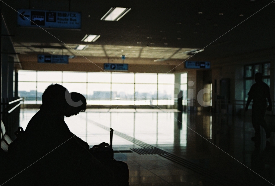 도쿄,공항,그림자,필름카메라,역광,사람,인물,인간,human,person,인물실루엣,사람실루엣,character silhouette,human silhouette,교통,교통수단,traffic,transportation,airport,airport terminal,공항 터미널,terminal,단말기