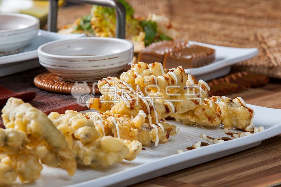 미꾸라지,추어,미꾸라지튀김,튀김,추어튀김,미꾸라지요리,별미,특식,건강식,영양식,튀김요리,물고기튀김,물고기,민물고기튀김,나무트레이,원목트레이,소스,물수건받침,대나무받침,튀김소스,미꾸라지튀김소스,추어튀김소스,추어요리,한국음식,음식,식당,식사,전통음식,한국전통음식,음식,식재료,요리,food,cook,meal,dishes,food reserves