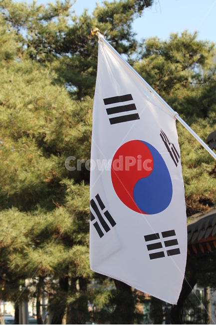 대한민국,국기,태극기,문화유산,상징,나라,삼일절,제헌절,광복절,개천절,한글날,현충일,기념일,애국심,원,태극,팔괘,빨강,파랑,흰색,야외,오전,낮,815,TheRepublicofKorea,nationalflag,Taegeukgi,culturalheritage,country,independencemovementday,ConstitutionDay,NationalLiberationDay,HangeulDay,MemorialDay,patriotism,circle,taegeuk,white,outdoorday