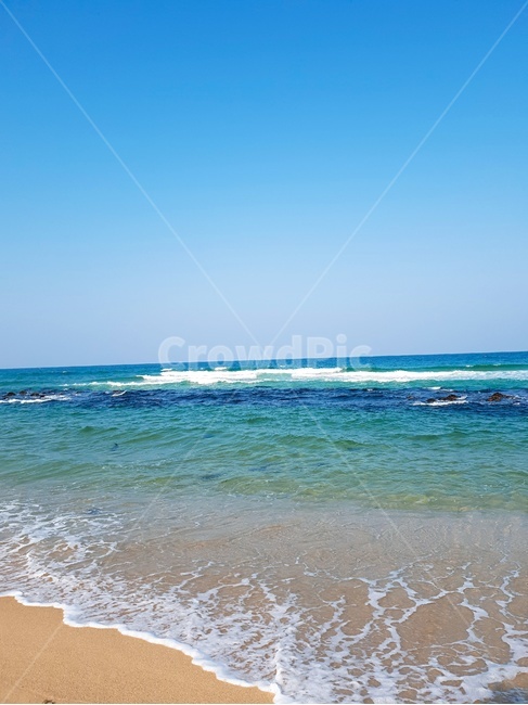 바다,모래,해변,파도,하늘,파란색,하늘색,거품,beach,sea,sky,blue,여름,겨울,잔잔함,시원함,외로움,강원도,강릉,해변,바다,beach,sea
