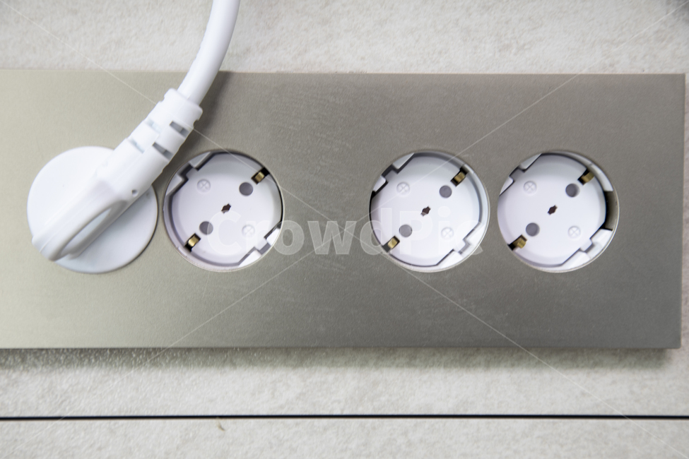 power line,ground wire,everyone,Power socket,electricity,handle,aluminum,District 4,hole,plastic,220 volts,safety,Phase 3,wall,electrical outlet