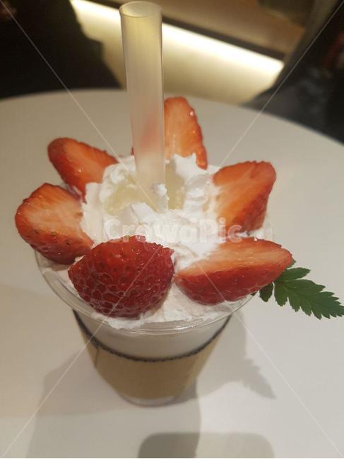 딸기음료,딸기,딸기쥬스,딸기주스,스트로베리,strawberry,음식,식재료,요리,food,cook,meal,dishes,food reserves,디저트,간식,후식,dessert,snack