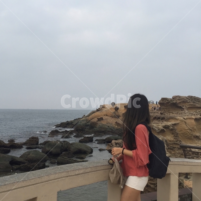 대만,예류지질공원,예류,뒷모습,여자,사람,백팩,긴머리,모자,바다,바닷가,하늘,돌,해변,사람,인물,인간,human,person,여성,여자,woman,female,lady