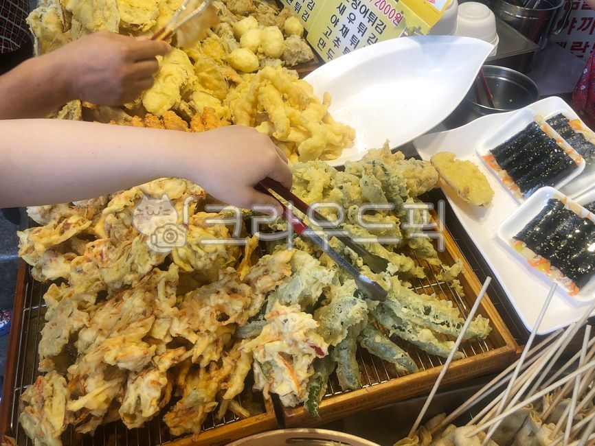 튀김,김밥,음식,시장,길거리음식,전통시장,재래시장,야채튀김,고추튀김,오징어,식품,요리,먹거리,향토요리,전통음식,tempura,gimbap,market,streetfood,traditionalmarket,vegetablefried,pepperfried,squid,cooking,food,localcuisine,wholefood