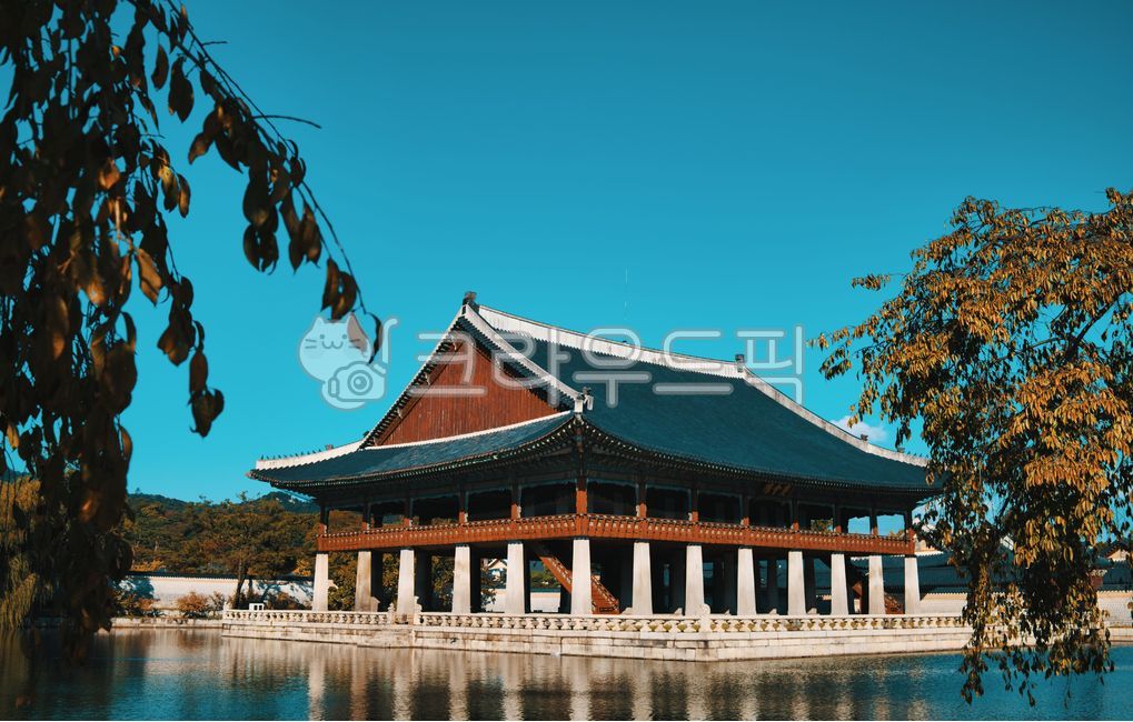 경복궁,고궁,궁,궁궐,한옥,단청,자연,건축,건축학,건물,전통,물,연못,하늘,구름,배경화면,바탕화면,wallpaper,한국전통,한국문화,korean traditional,korean culture,건축물,건물외관,exterior,building,structure,architecture,construction