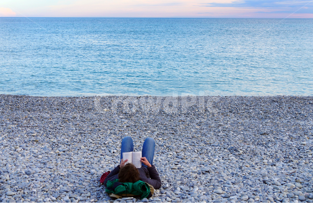 독서,바닷가,휴식,reading,해변,누워서,책보기,책,힐링rest,relaxation,healing,연출,컨셉,콘셉