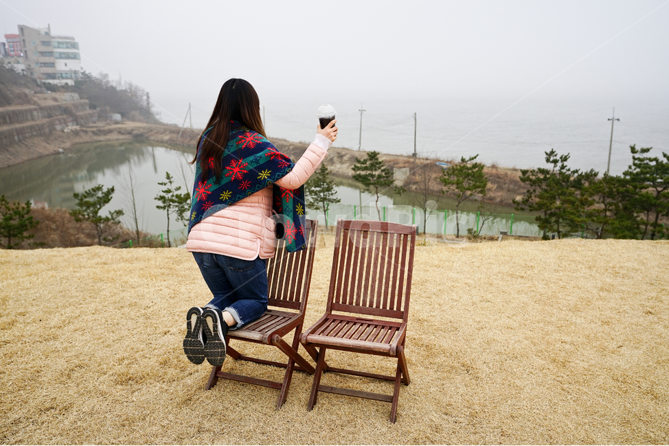 여자,여인,여성,인물사진,뒷태,의자,긴머리,사람,휴식,티타임,쉼,풍경,사람,인물,인간,human,person,여성,여자,woman,female,lady,여행,휴가,traveling,vacation,trip