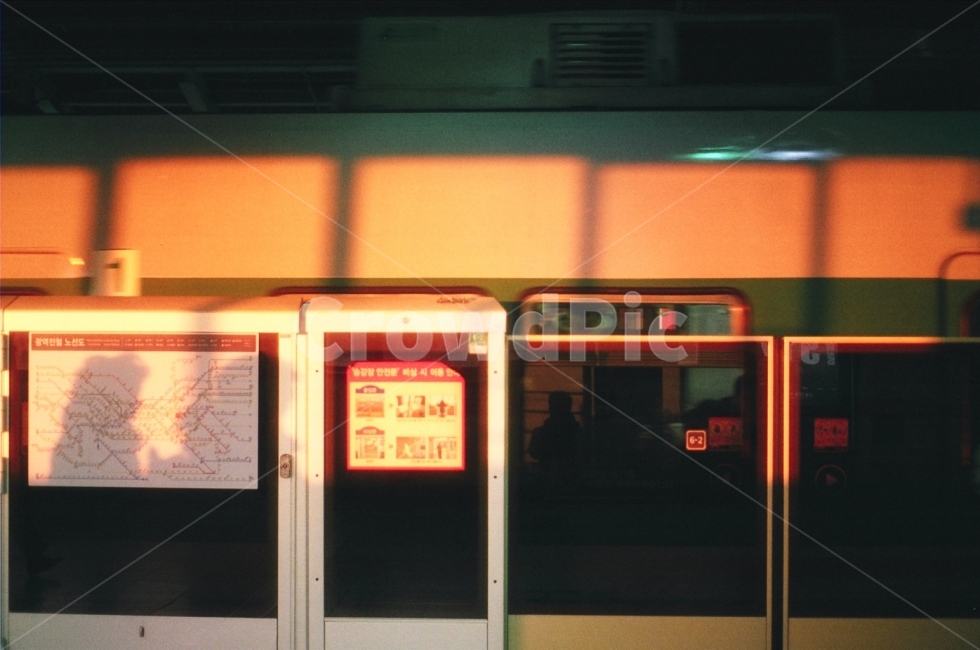 노을,해질녘,지하철,지하철역,기차역,필름,필름카메라,감성,sensible,feeling,교통,교통수단,traffic,transportation,arcade game machine,아케이드 게임기,door,문