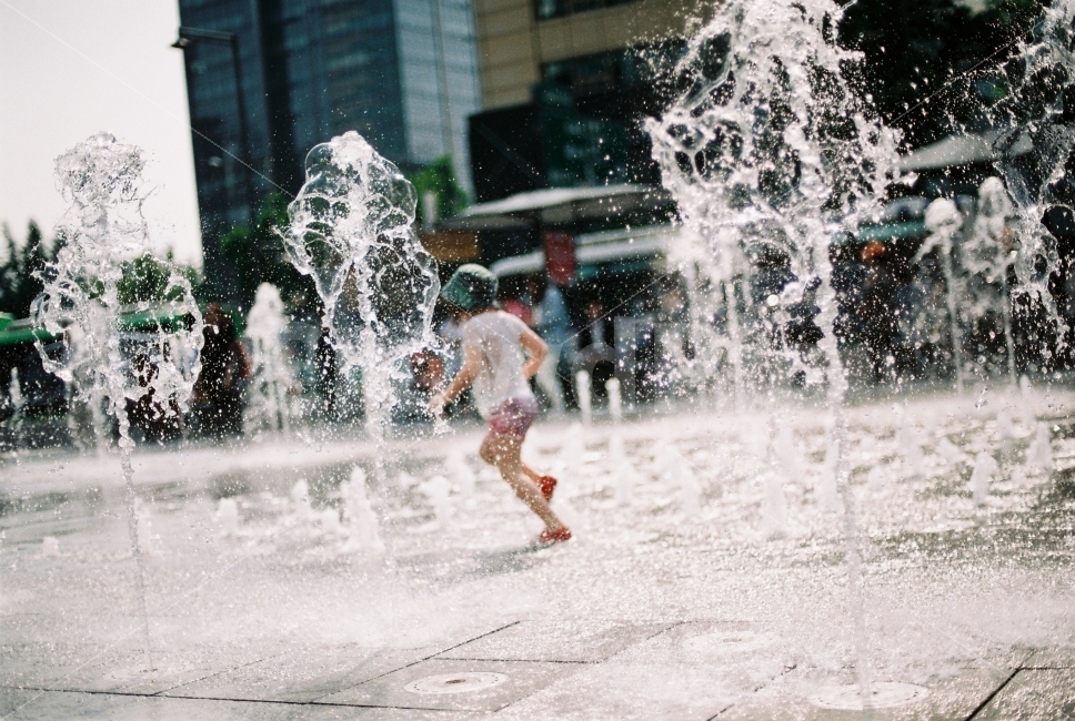 물놀이,아이,여름,분수,광화문,Nikon,FM2,필름,필름카메라,여름,계절,summer,season,사람,인물,인간,human,person,어린이,어린아이,child,children,kid,water,물,fountain