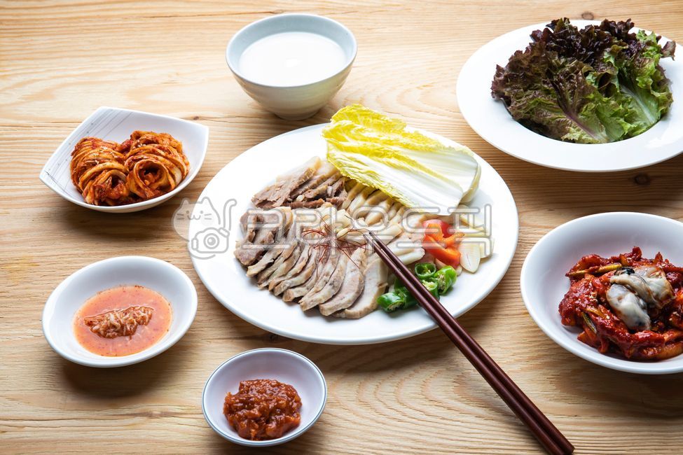 Pork dishes,meat dishes,sidedish,Bossam,sauce,side dish,wegetable,healthy food,Pork feet,foodcooking,wrapping,lettuce,health food,cabbag,chinesecabbagewrap,Cabbage wrap,pork leg,dish,napa cabbage,comfortfood,makgeolli,delivery food,pepper,Makgeolli,plate,