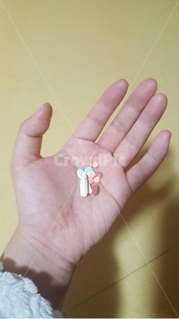약,알약,약국,병원,치료,손,손위,건강,건강관리,아픔,고통,치료과정,pill,medicine,hospital,medication,클로즈업,closeup,의료,의학,병원,medical,hospital,clinic