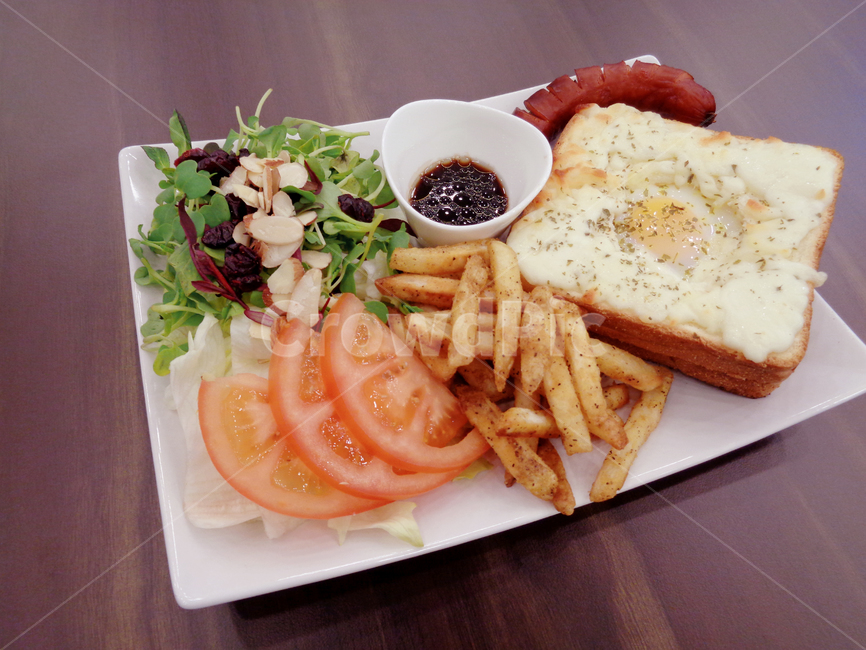 브런치,샌드위치,빵,접시,brunch,감자튀김,샐러드,salad