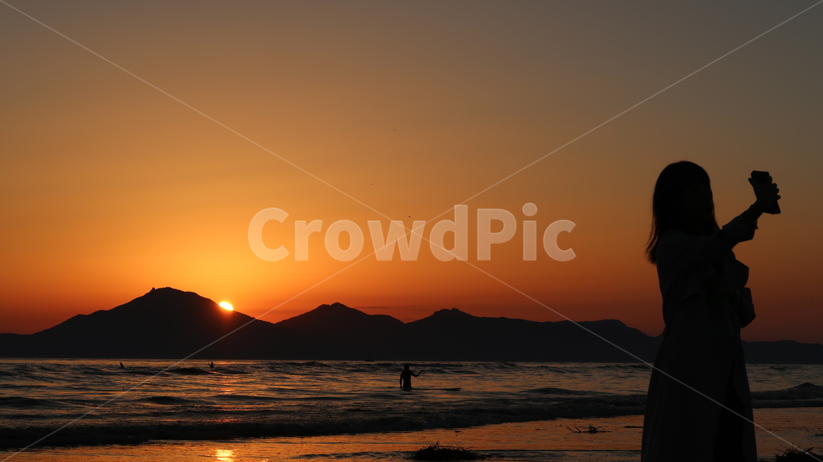 nature,자연,outdoors,옥외,sunlight,햇빛,sky,dusk,황혼,dawn,새벽,redsky,붉은하늘,sunset,일몰,셀카,여자,사진찍기,노을,바다,다대포,beach,바닷가,sea,실루엣,그림자,silhouette,shadow